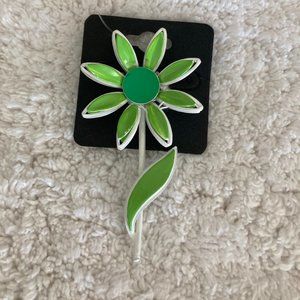 Vintage enamel green and white daisy pin (broach)